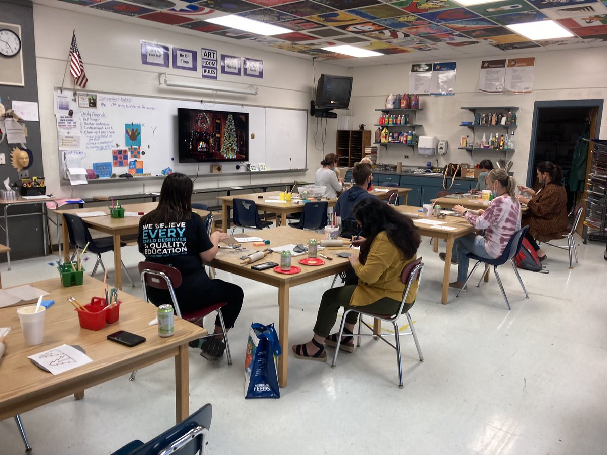 MrspintoCMS's tweet photo. Teachers can make art together too!  #clayplayday https://t.co/NBc7TGsmFD