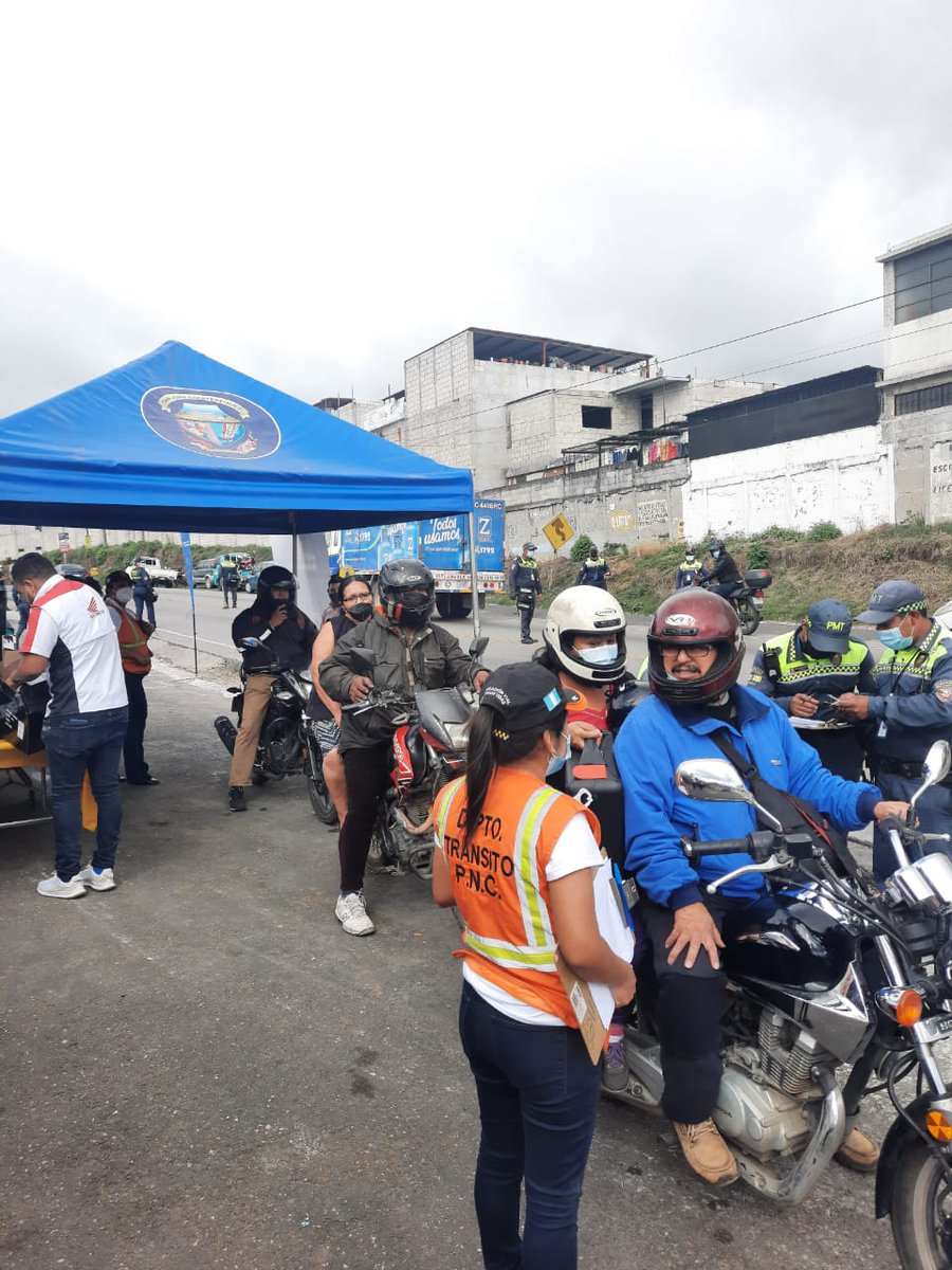 DTransitoPNC's tweet photo. Campaña #MotoristaResponsable se llevóa cabo en el km. 21 de la carretera a Ciudad Quetzal, San Juan Sacatepéquez, donde se verificó que los motociclistas respetaran las normas de tránsito. Además se les entregó material de educación vial. 🏍🏍🏍 https://t.co/pvNkraoI1H