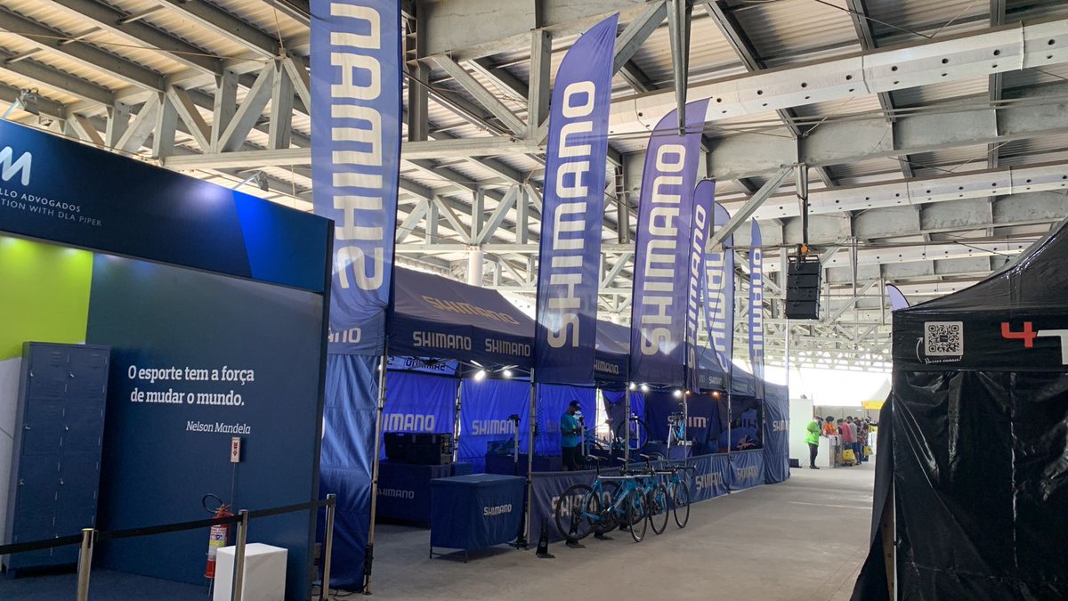ShimanoBrasil's tweet photo. Hoje começa o L’Étape Rio e o #SuporteNeutroShimano está de prontidão para ajudar os ciclistas. Precisou de ajuda com sua bike? Procure os Blue Angels!
#ShimanoBrasil #SuporteNeutroShimano #Letape #LetapeRio https://t.co/BIgsUPzelC