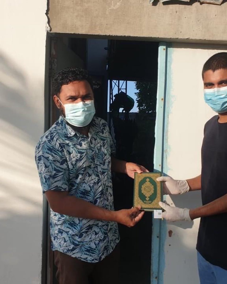 deeceejayyyy's tweet photo. މި ކުލަބްގެ 10 ��ަނަ އަހަރީ ދުވަސް ފާހަގަ ކުރުމުގެ ގޮތުން Ministry of Islamic Affairs ގެ އެހީތެރިކަމާއެކު މ. ދިއްގަރުގެ ހުރިހާ ގެއަކަށް މުސްޙަފް ވަނީ ހަދިޔާ ކުރެވިފައެވެ. 

#މިއެކުވެރިކަންމަތީއަބަދަށް https://t.co/b1sjsDLcbQ