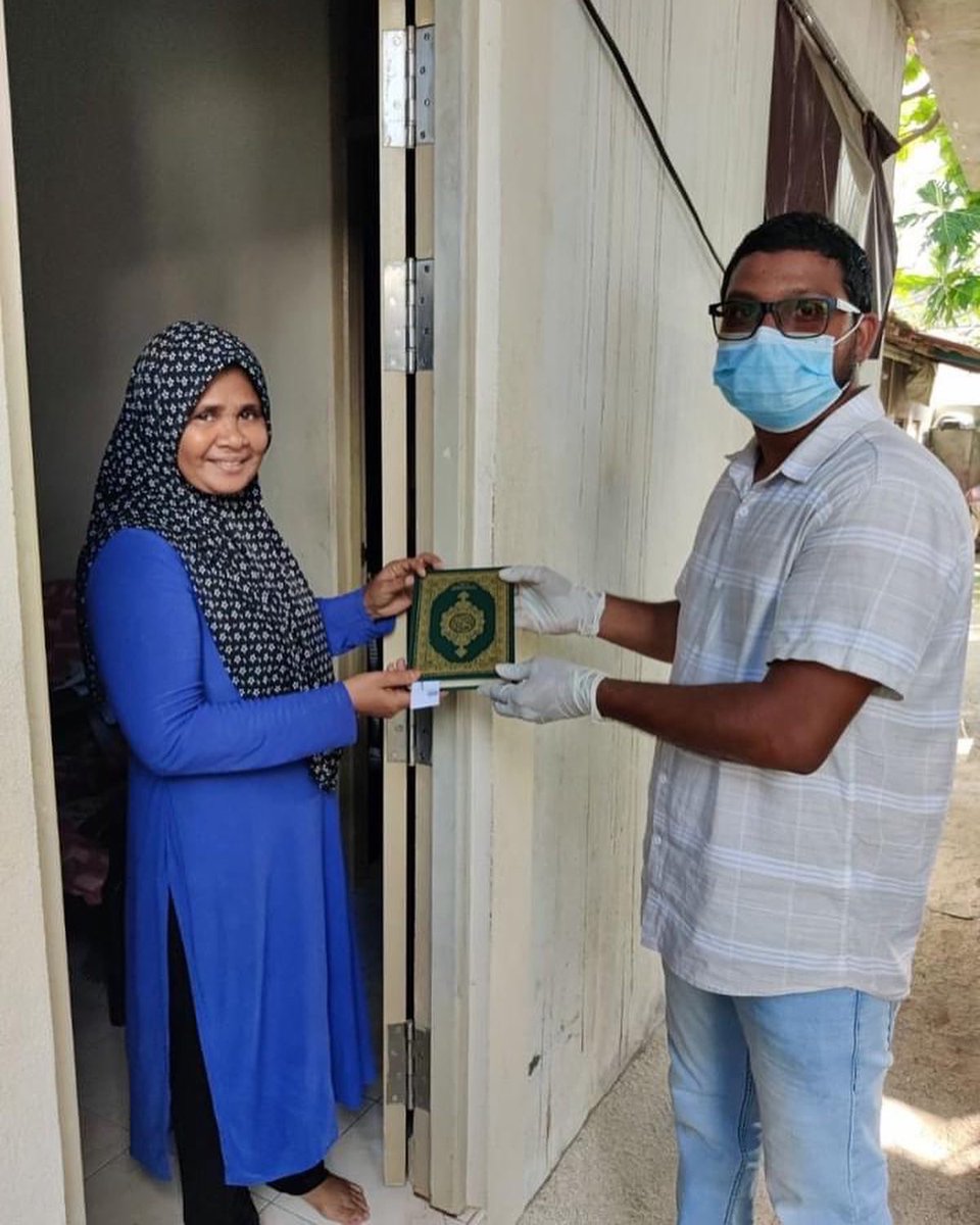 deeceejayyyy's tweet photo. މި ކުލަބްގެ 10 ��ަނަ އަހަރީ ދުވަސް ފާހަގަ ކުރުމުގެ ގޮތުން Ministry of Islamic Affairs ގެ އެހީތެރިކަމާއެކު މ. ދިއްގަރުގެ ހުރިހާ ގެއަކަށް މުސްޙަފް ވަނީ ހަދިޔާ ކުރެވިފައެވެ. 

#މިއެކުވެރިކަންމަތީއަބަދަށް https://t.co/b1sjsDLcbQ