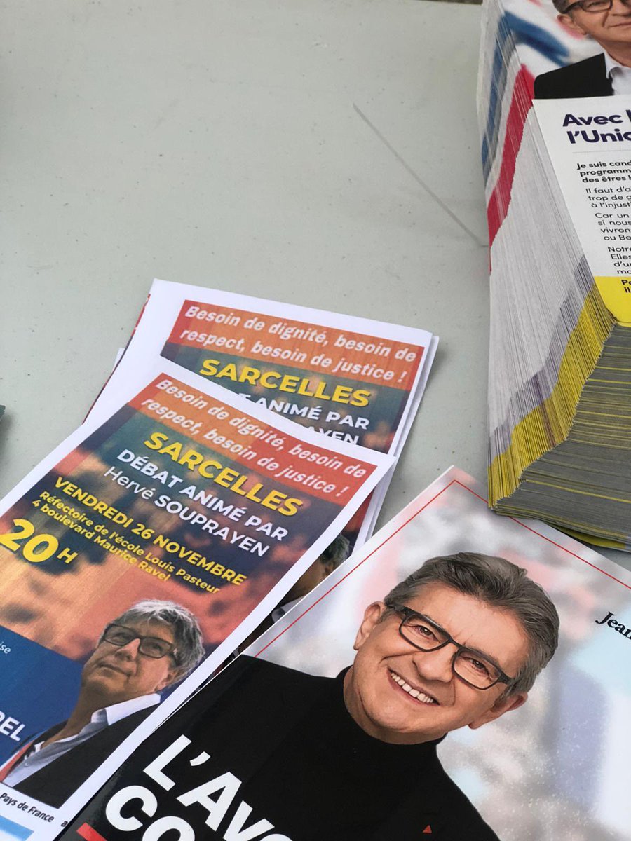 BilongoCarlos's tweet photo. 1er week-end de diffusion du #ProgrammeMelenchon qui commence avec succès à #Sarcelles devant la bibliothèque Anna Langfus et l’IUT ! Merci aux nombreux camarades qui sont venus ✊🏻 #melenchon2022 #VendrediLecture #sarcelles #UnionPopulaire #laplainedefrance #villierslebel #garges https://t.co/7iZSbzVuNp
