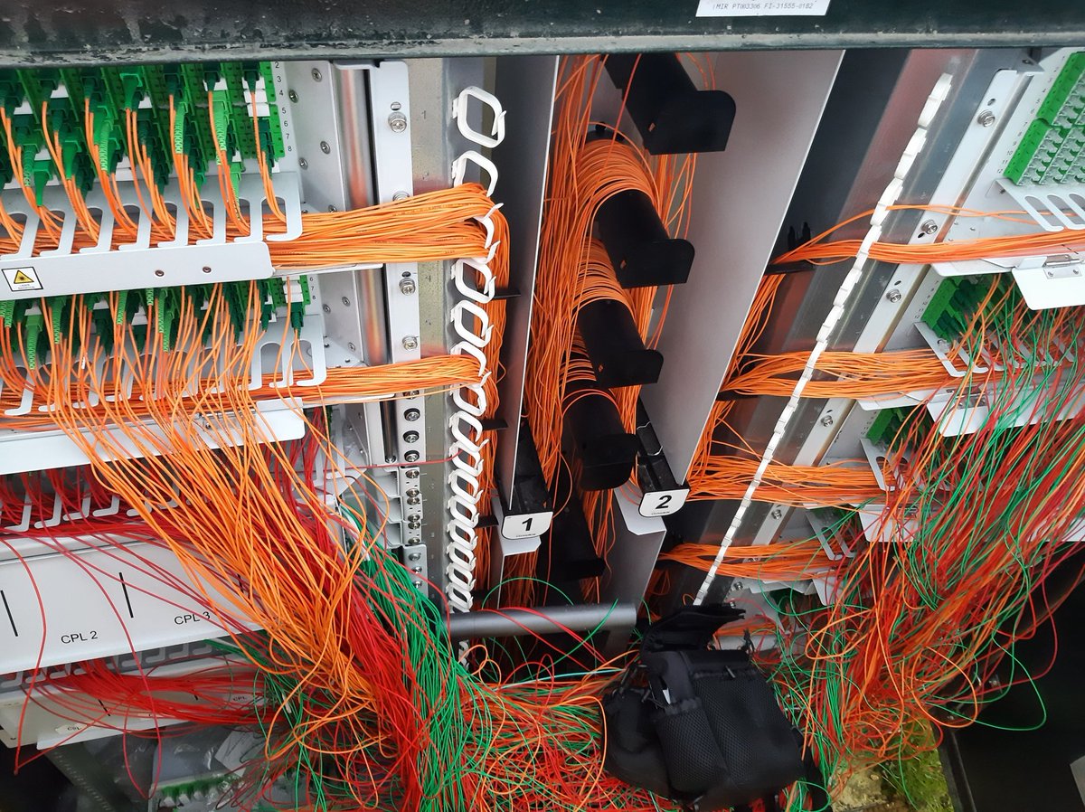 AlexTAVERNIER3's tweet photo. Orange met tout en œuvre pour fiabiliser son réseau #ftth. Remise en conformité d'un point de mutualisation à #Toulouse. Les travaux ont duré 4 jours mobilisant deux techniciens et impactant plus de 550 clients tout opérateurs confondus.

#OrangeOccitanie #Fibre https://t.co/KWqVJ04Iwf
