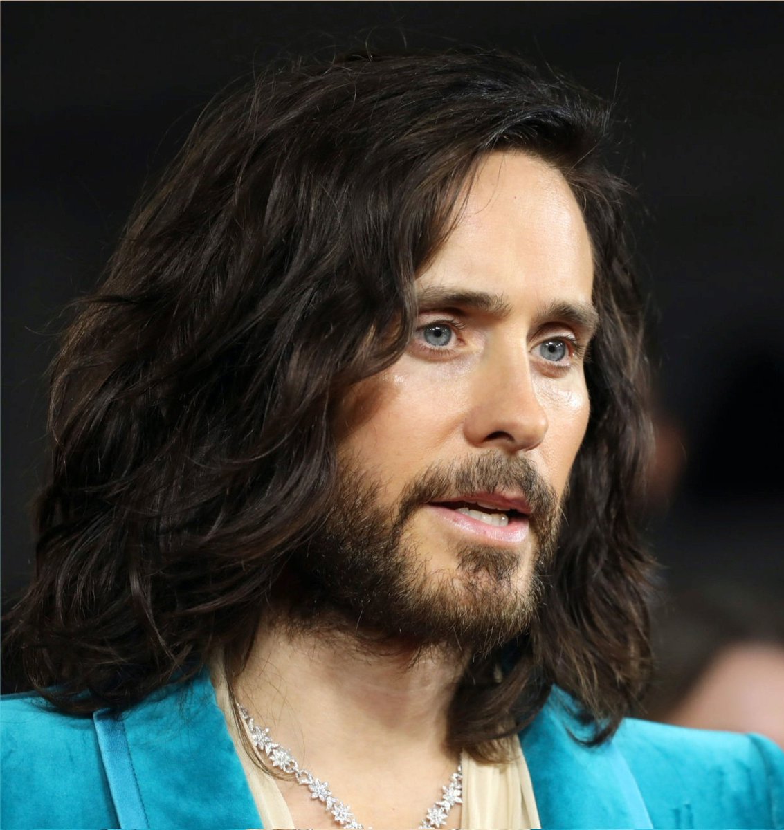 altum68's tweet photo. Every premiere has been a treat, seeing Jared Leto in bright colours like jewels 🤩💛💙💚💜 https://t.co/IFtVPMSVHH