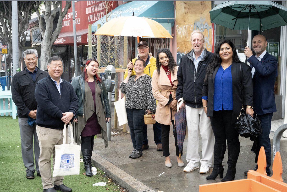 lily_wong3's tweet photo. What's more fun than a merchant walk on a heavy fog morning? Hanging out in #InnerSunsetSF with @UCSF @SF_Chamber, @Innersunsetflea @innersunsetmerc! My favorite small town in a big city. Join UCSF for #UCSFShopLocal and check out our neighboring businesses! #ShopLocal #community https://t.co/SxBlNpizW3