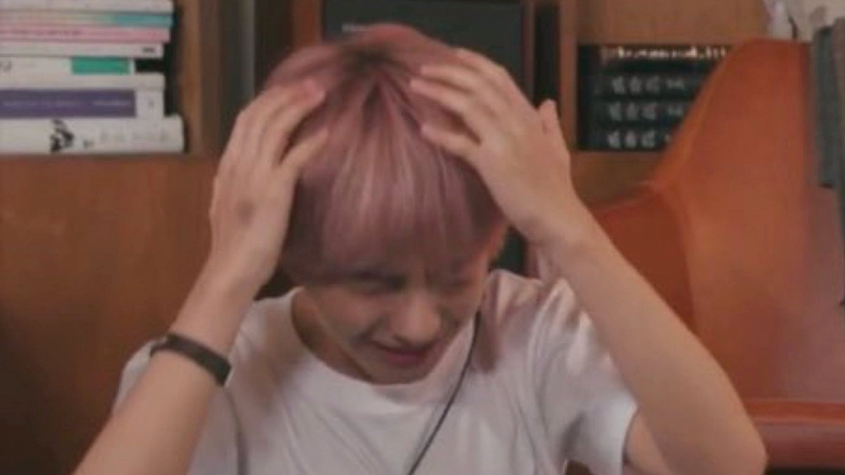 mfaljen's tweet photo. renjun and his habit 🥴 https://t.co/OqwlctwpDY