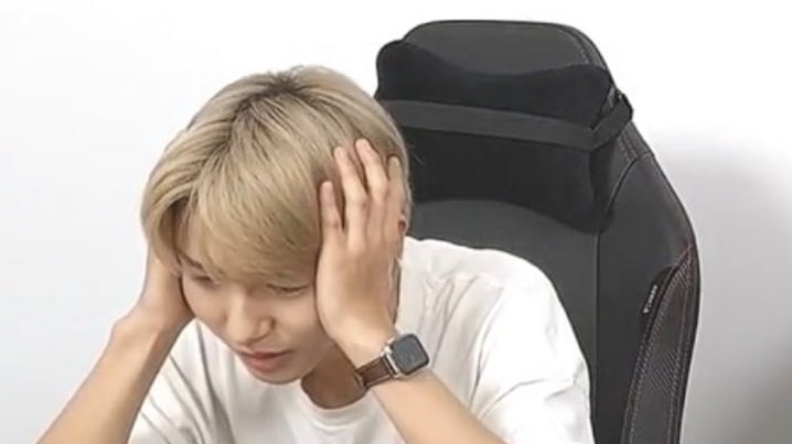 mfaljen's tweet photo. renjun and his habit 🥴 https://t.co/OqwlctwpDY