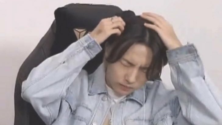mfaljen's tweet photo. renjun and his habit 🥴 https://t.co/OqwlctwpDY