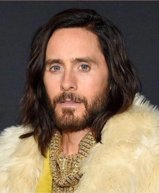altum68's tweet photo. Every premiere has been a treat, seeing Jared Leto in bright colours like jewels 🤩💛💙💚💜 https://t.co/IFtVPMSVHH