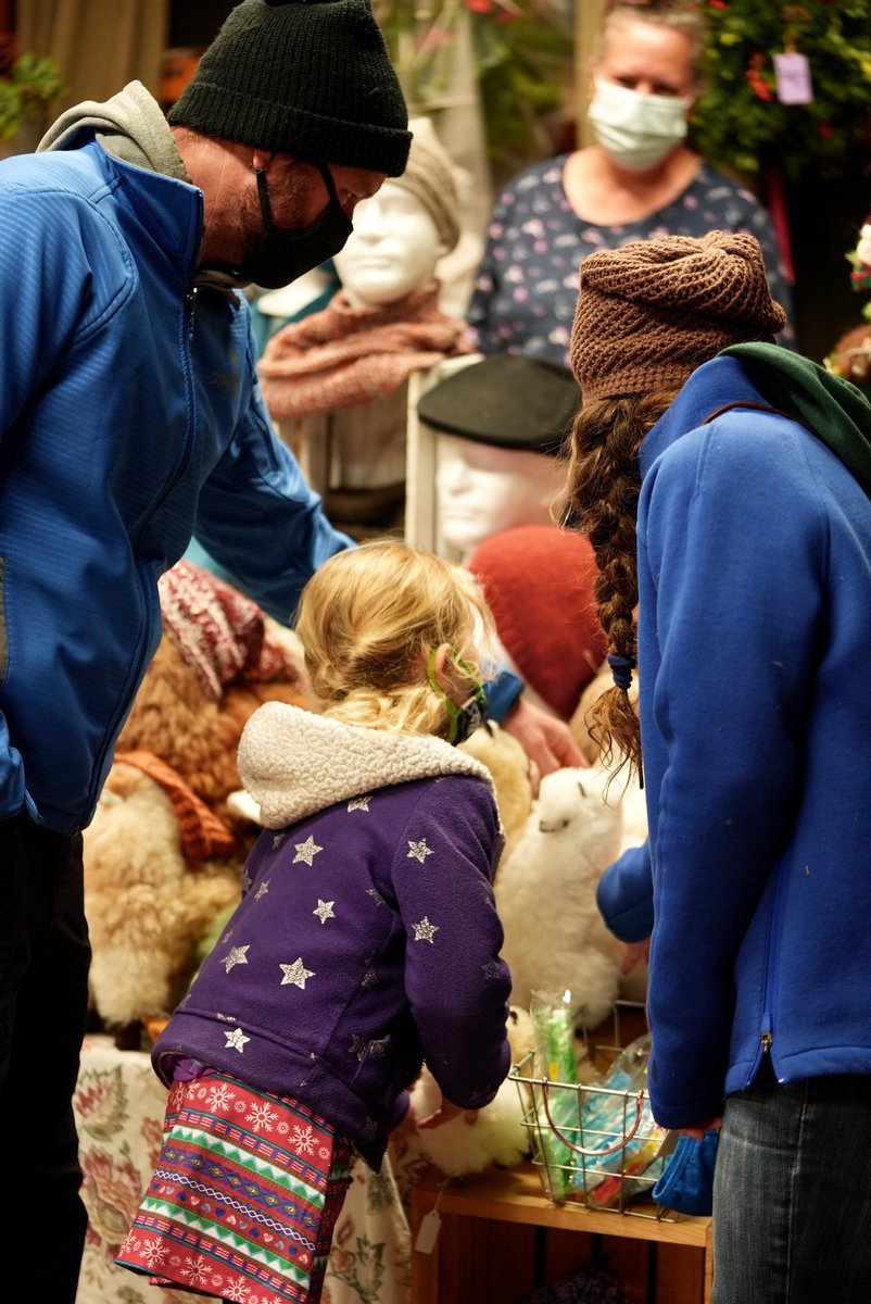 MonadnockNews's tweet photo. From tasty local made goodies to handmade jewelry and clothes — the @StonewallFarmNH craft fair has it all! Stop by Saturday 10-4 to get your holiday shopping started early. https://t.co/Sr6NG7BU8g