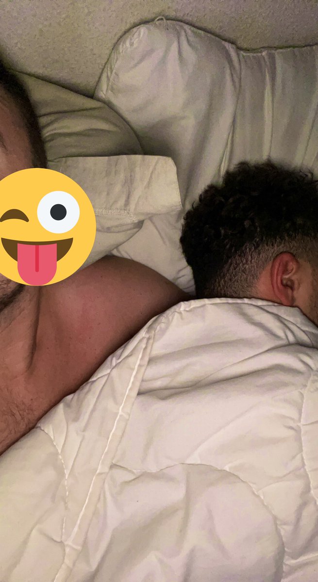 S_stras67's tweet photo. Je crois que je l’ai épuisé mon p’tit rebeu 🇩🇿 de 19 ans 😏 maintenant il dort nu contre moi, je vais le réveiller après pour un 2ème round 💦😝 #actif #passif #versa #sex #rebeu https://t.co/BWdz1jO9M2
