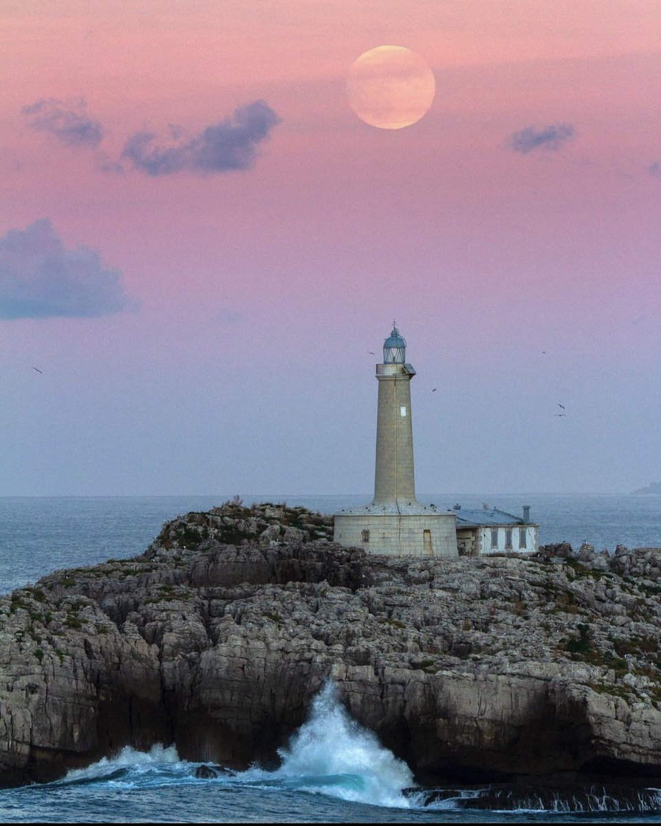 Postureo_CANT's tweet photo. 🌝 Buenas noches Cantabria 🌝

📍 Isla De Mouro (Santander)

📸 @michel_h2  - @fotoluMiNIcos https://t.co/wOzKRLMqiC