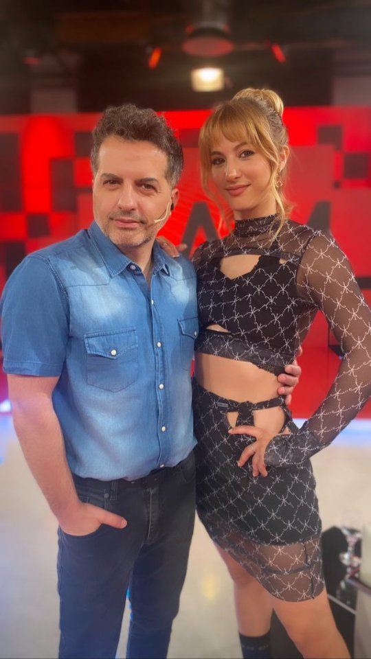 BYB026's tweet photo. Muy grosos cada uno en lo suyo,genios @florivigna con @AngeldebritoOk ,el conductor de @LosAngeles_ok por @eltreceoficial ,hoy en una gran charla íntima📺👏👏#FlorVigna #Vignistas #ÁngelDeBrito #LosÁngelesDeLaMañana #LAM #prendétealtrece https://t.co/p18XDLaOnz