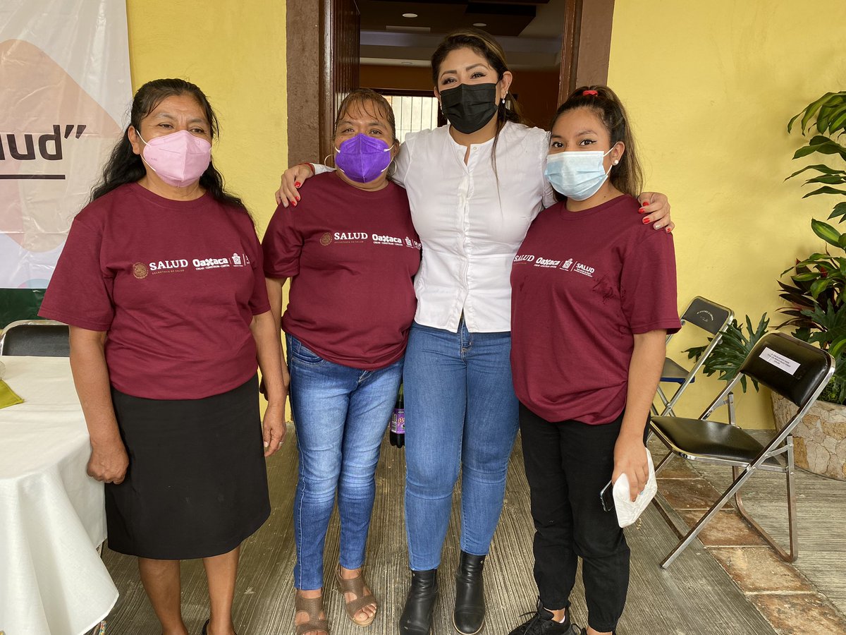 lizconcha's tweet photo. Felicito al presidente @ManuelMarinSer1 de San Martín Toxpalan, a la población y al personal de salud por obtener el certificado de “comunidad promotora de la salud” logrando que sus viviendas, escuelas, y espacios de recreación estén certificados como favorables para la salud. https://t.co/SeU0VBExO1