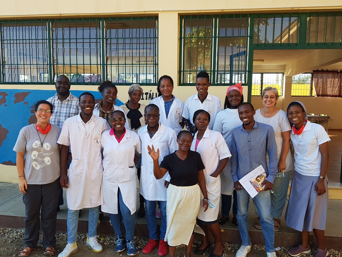 Y para terminar la semana... #LaPuertaMorada abre un espacio de diálogo con algunos profes de la #EscuelaSantaTeresa <a href="/ADCSpinola/">ADC Spínola</a> en #Luanda ¡realmente interesante!