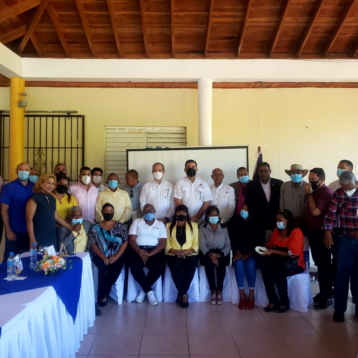 erickdorrejo's tweet photo. Participamos junto al Consejo de Desarrollo Provincial de Independencia en la firma de la Alianza y la revision de los proyectos para el desarrollo productivo, incluidos en el Presupuesto 2022. #MiFronteraRD https://t.co/USEFQ9KZar