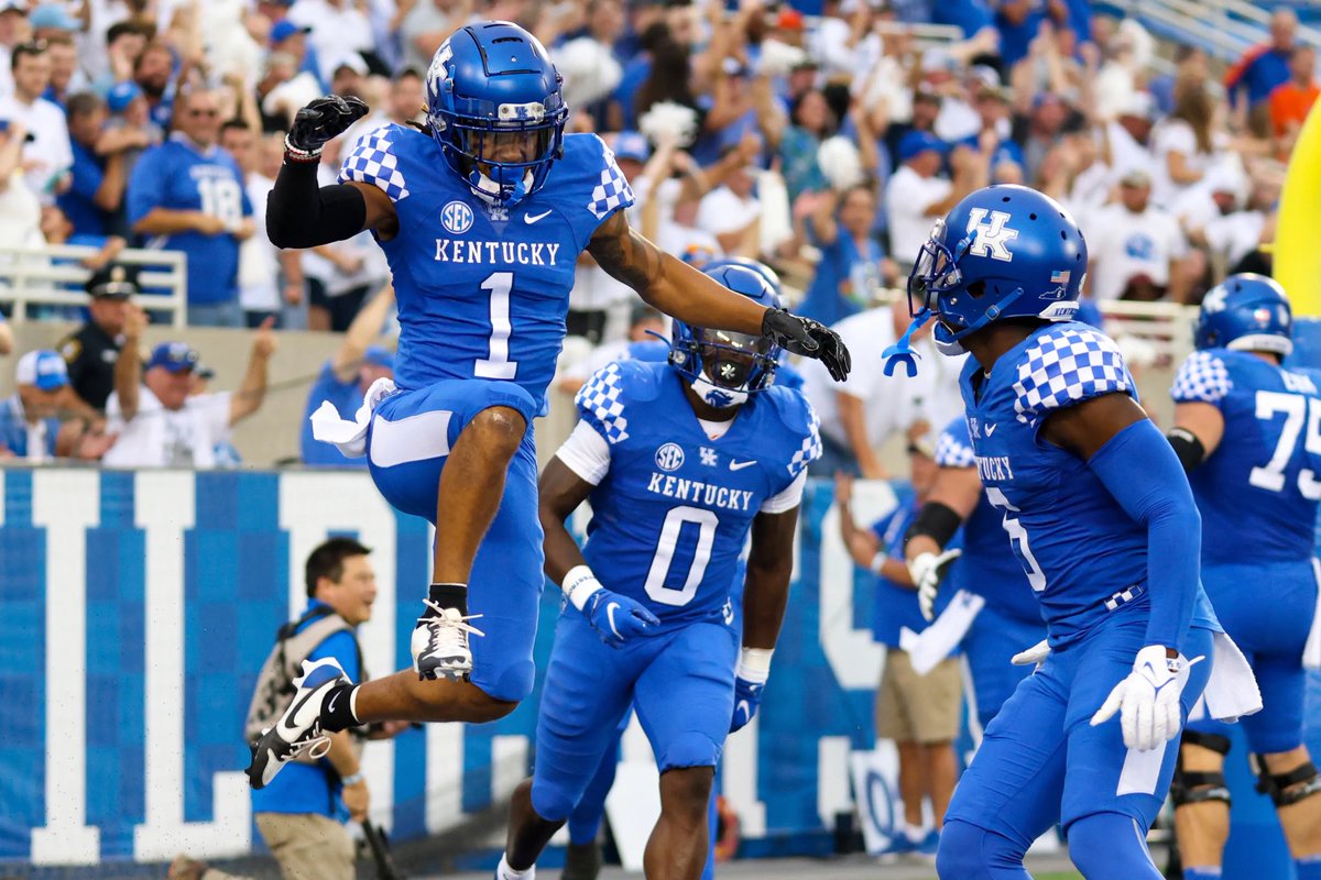 After a great talk with <a href="/CoachWhiteFB/">Brad White</a> I am Blessed to receive an offer from the University of Kentucky 🔵⚪️ !  <a href="/Coach_GetWright/">Coach Wright</a> <a href="/BrianDohn247/">BrianDohn247</a> @coachnazoliver <a href="/247Sports/">247Sports</a> <a href="/SPPFootball/">St. Peter's Football 🏴‍☠️</a>