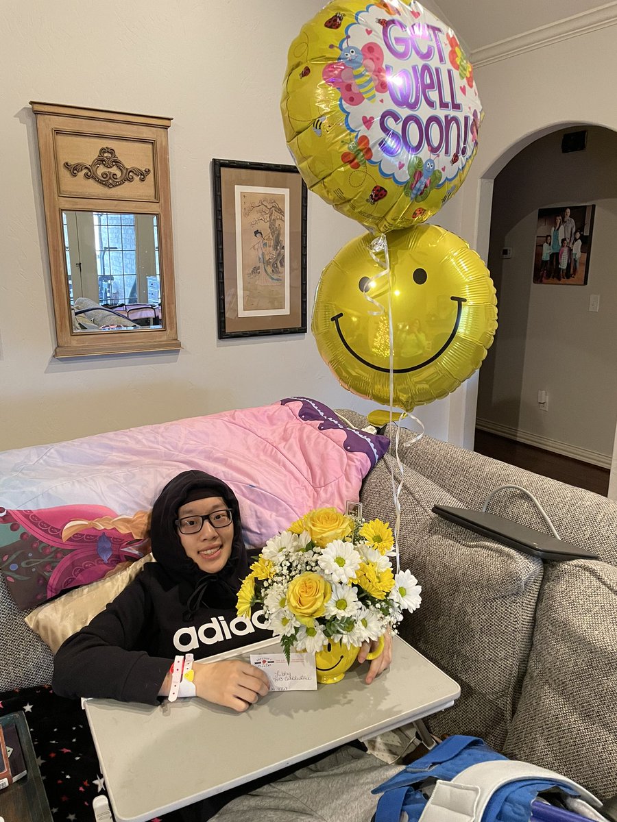 libbyhoops4life's tweet photo. Thank you @BballRandall, @RobbieTompkins3, aunt Wendy, and both sets grandparents for these amazing flowers+balloons! Appreciate all of y’all! Surgery went well. Only a matter of time till I’m back🤞🏼🙏🏼 https://t.co/Ss0s4WivN5