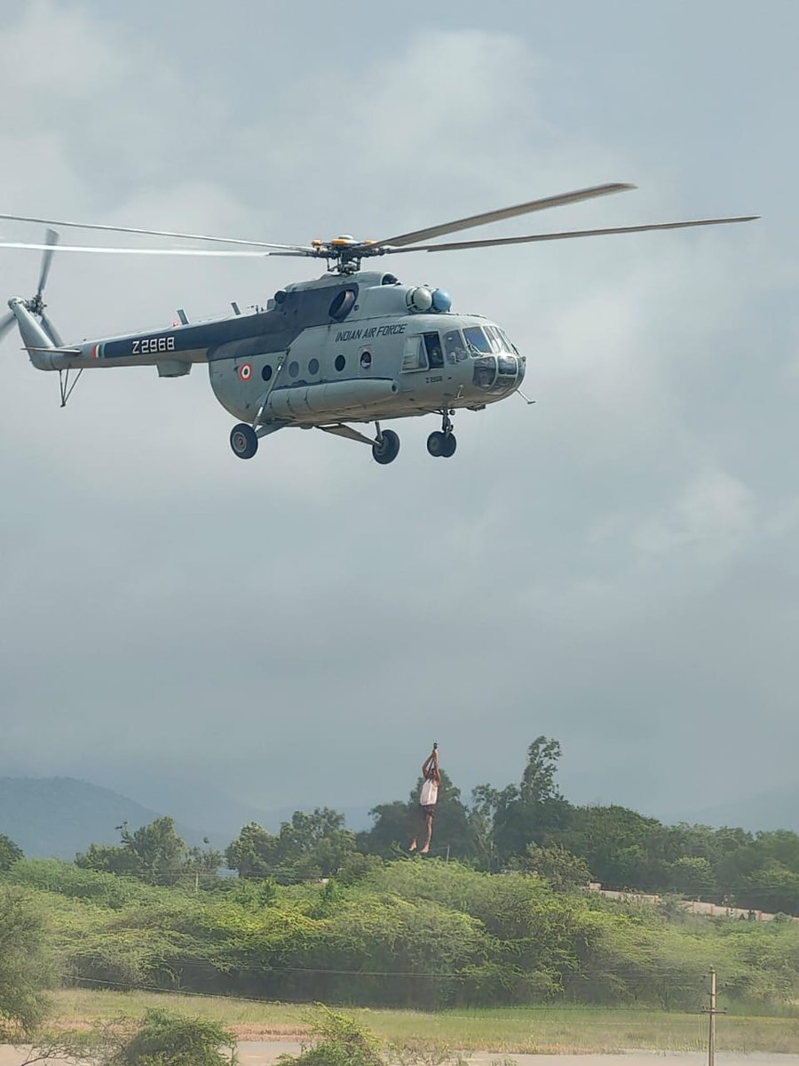 ESMTriservices's tweet photo. Today, IAF_MCC Mi-17 heptr evacuated ten people stuck in the rising waters of Chitravati river in Ananthapur district, Andhra Pradesh, in difficult weather conditions.
@ESMTriservices 
RS Vara Prasad
President IVO Guntur Dist AP
Tri-Services ESM Welfare Admin
9290767349 https://t.co/2hrvMUvdsO