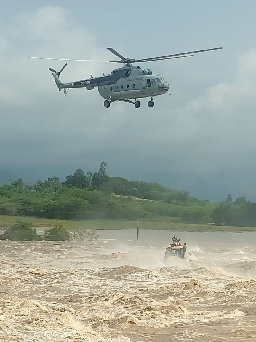 ESMTriservices's tweet photo. Today, IAF_MCC Mi-17 heptr evacuated ten people stuck in the rising waters of Chitravati river in Ananthapur district, Andhra Pradesh, in difficult weather conditions.
@ESMTriservices 
RS Vara Prasad
President IVO Guntur Dist AP
Tri-Services ESM Welfare Admin
9290767349 https://t.co/2hrvMUvdsO