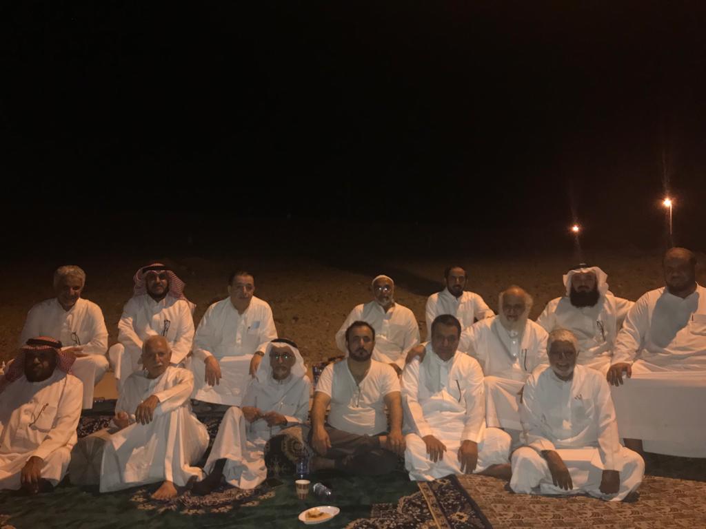 فرقتهم مصاريف الزمان ومشاغل الحياه وجمعهم الوفاء والحب والود زملاء المعهد العلمي في المندق من ٤٠ سنه في اجتماعهم الشهري ومعهم احد معلميهم