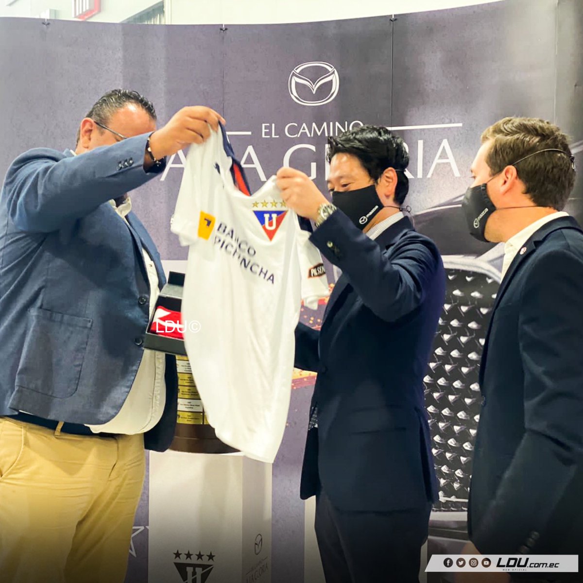 bot_LDU's tweet photo. LDU_Oficial: ¡Hoy inició el #TourDeCopas en los concesionarios @EcuadorMazda!
¡Mantente pendiente de sus redes y visítalas durante este mes!
#DueñosDeLaGloria
#OrgulloYPasión https://t.co/hx6I8oHeqH