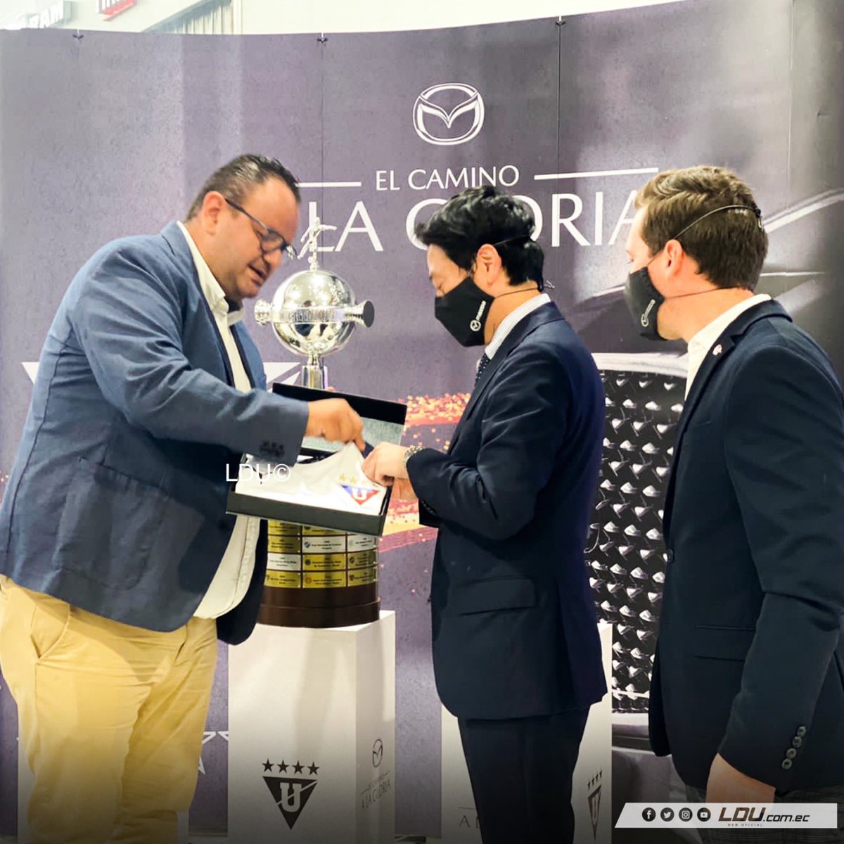 bot_LDU's tweet photo. LDU_Oficial: ¡Hoy inició el #TourDeCopas en los concesionarios @EcuadorMazda!
¡Mantente pendiente de sus redes y visítalas durante este mes!
#DueñosDeLaGloria
#OrgulloYPasión https://t.co/hx6I8oHeqH