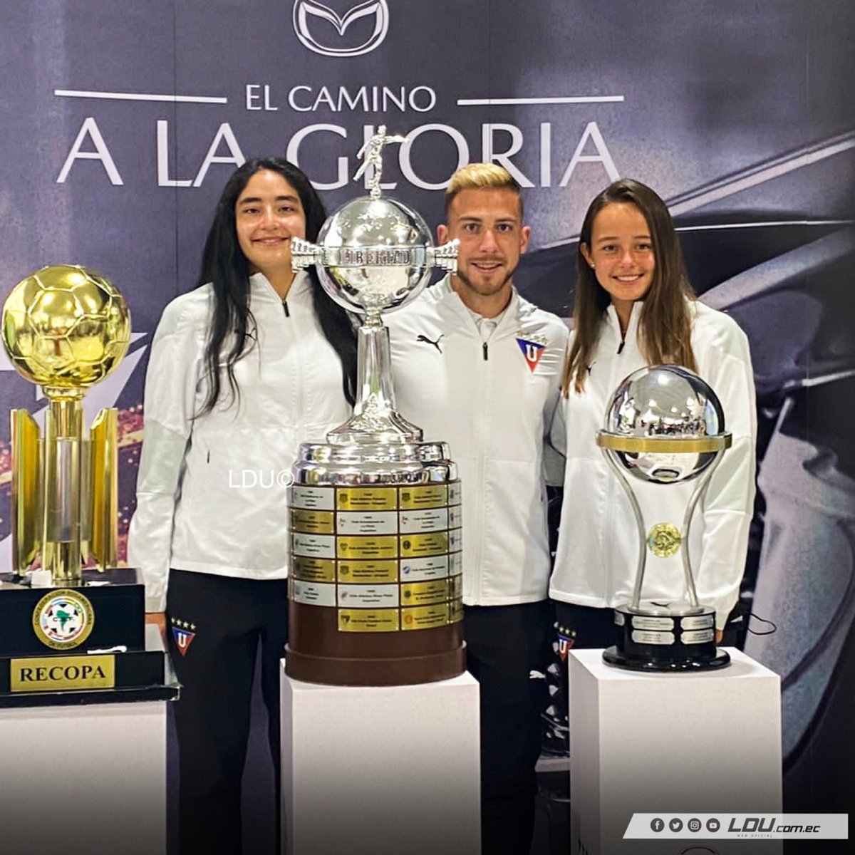 bot_LDU's tweet photo. LDU_Oficial: ¡Hoy inició el #TourDeCopas en los concesionarios @EcuadorMazda!
¡Mantente pendiente de sus redes y visítalas durante este mes!
#DueñosDeLaGloria
#OrgulloYPasión https://t.co/hx6I8oHeqH