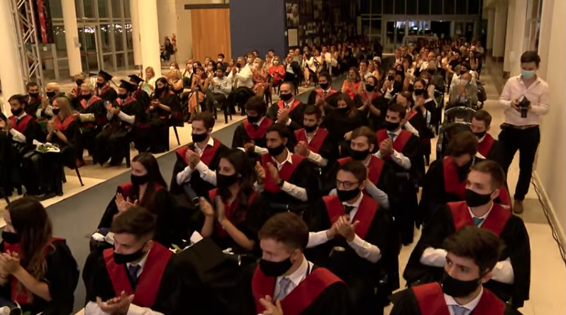 FCEAustral's tweet photo. Guillermo Pereyro, toma la palabra en nombre de sus compañeros de graduación: “Nuestro lema es “valores que inspiran”. Quiero agradecer a quienes honran ese lema. Quiero agradecer a aquellos profesores que a lo largo de estos años despertaron pasiones en nosotros”. https://t.co/YMeTKmsh1l