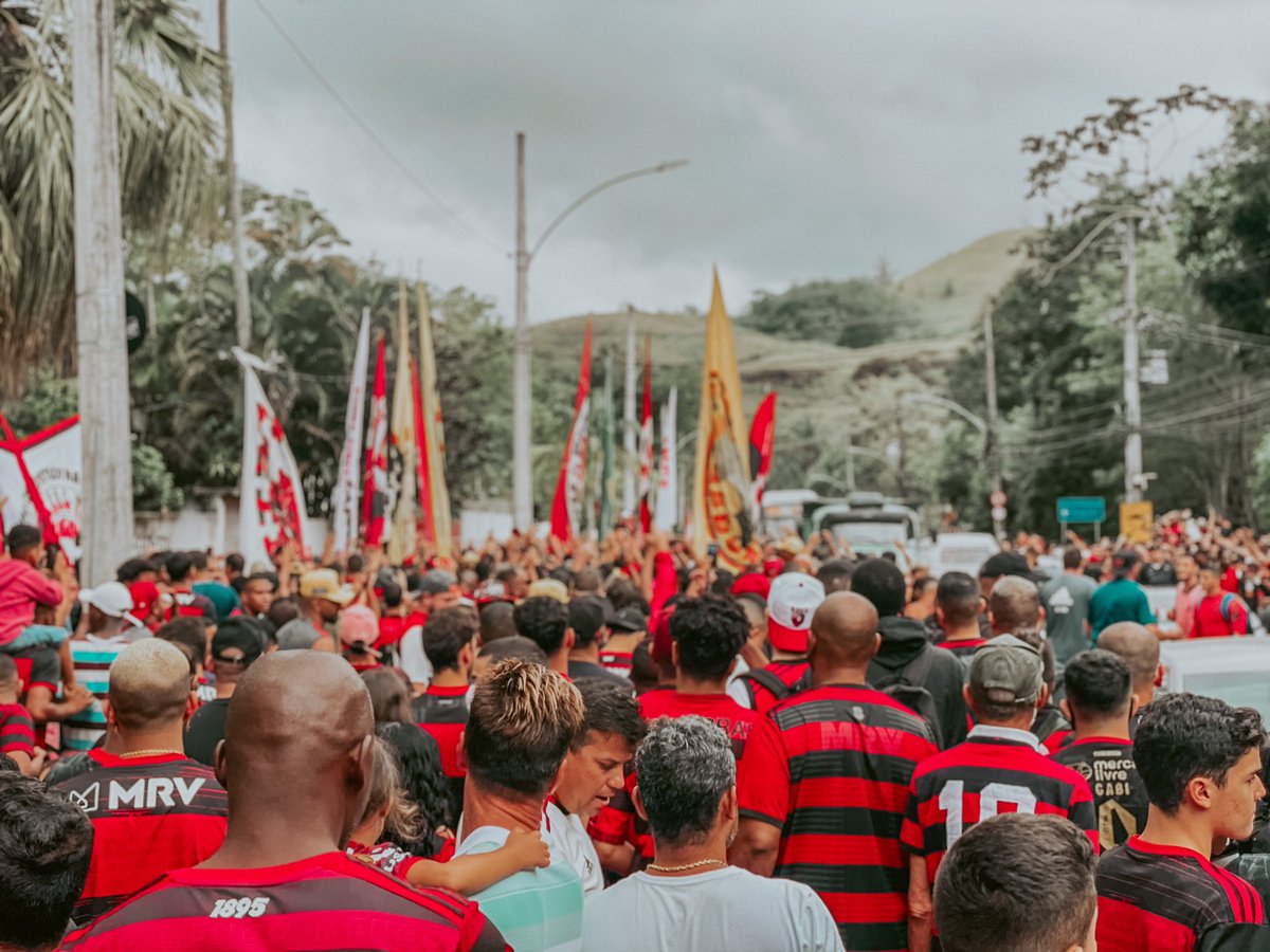 gsilvareporter's tweet photo. Falar em selvageria da torcida do Flamengo hoje é um misto de inverdades com pitadas de ciúmes.

Não sei o que costumam curtir, mas futebol é isso: festa popular e demonstrações exageradas de amor por um clube. 

Os coveiros do futebol e inimigos do povo jamais acabarão com isso. https://t.co/tl7eYMQ2Xs