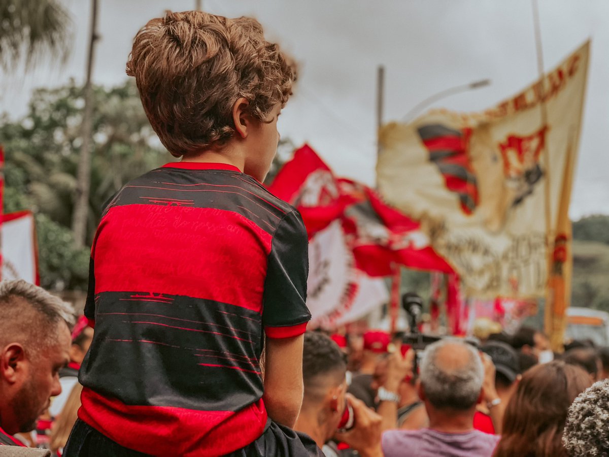 gsilvareporter's tweet photo. Falar em selvageria da torcida do Flamengo hoje é um misto de inverdades com pitadas de ciúmes.

Não sei o que costumam curtir, mas futebol é isso: festa popular e demonstrações exageradas de amor por um clube. 

Os coveiros do futebol e inimigos do povo jamais acabarão com isso. https://t.co/tl7eYMQ2Xs