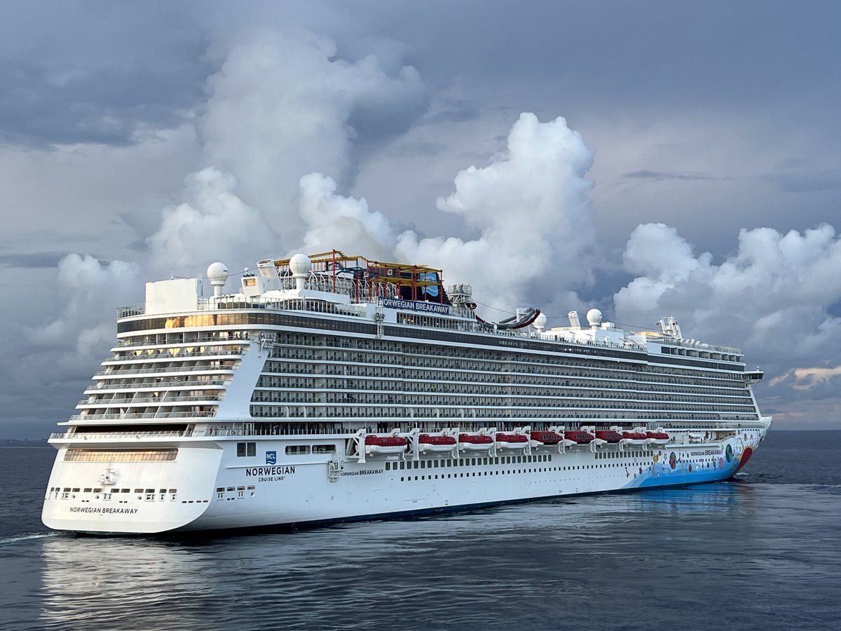 pwheel11's tweet photo. The Norwegian Breakaway’s sail away from Cozumel tonight was spectacular! ⁦@CruiseNorwegian⁩ https://t.co/kaL8zCu6S5