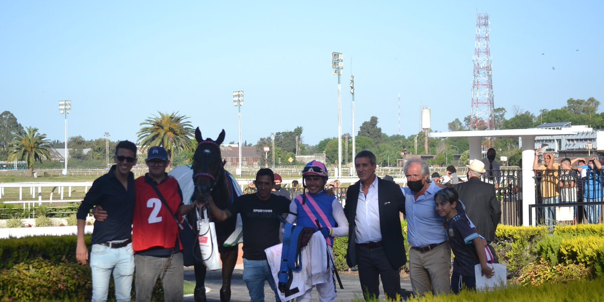 cpulgar28's tweet photo. Se disputó el Gran Premio Jozquin V. Gonzalez G1, sobre la distancia de 1600m, para todo caballo de 3 años y más edad, en la que se impuso DON EMPEÑO, con la conducción de Francisco Leandro Goncalves, el pupilo de Dany Etchechoury pertenece a San Benito
#turf #DeTurfUnPoco https://t.co/OiZQW3uW2B