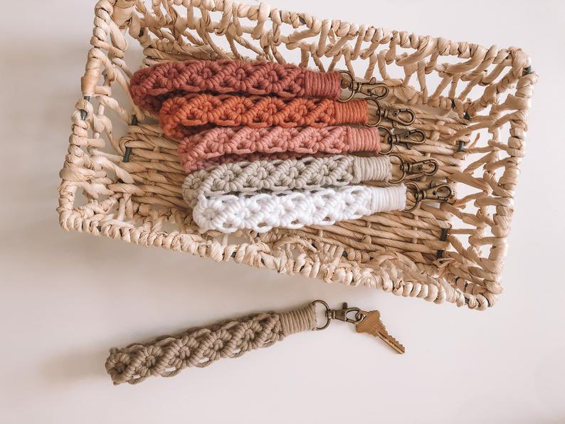 emedesignstudio's tweet photo. portas-chaves!! uma excelente lembrança para oferecer agora no natal 🎄 

encomendem os vossos por dm 💓
.
.
.
.
#keychaines #christmasideas #christmasgift #macrame #handmade #smallbusiness #shopsmall #supportsmallbusiness #handmadewithlove https://t.co/15meSOY7bh