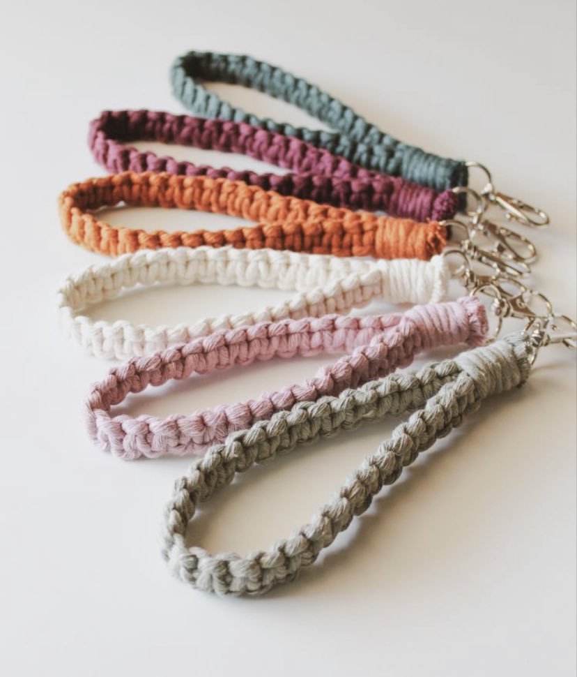 emedesignstudio's tweet photo. portas-chaves!! uma excelente lembrança para oferecer agora no natal 🎄 

encomendem os vossos por dm 💓
.
.
.
.
#keychaines #christmasideas #christmasgift #macrame #handmade #smallbusiness #shopsmall #supportsmallbusiness #handmadewithlove https://t.co/15meSOY7bh