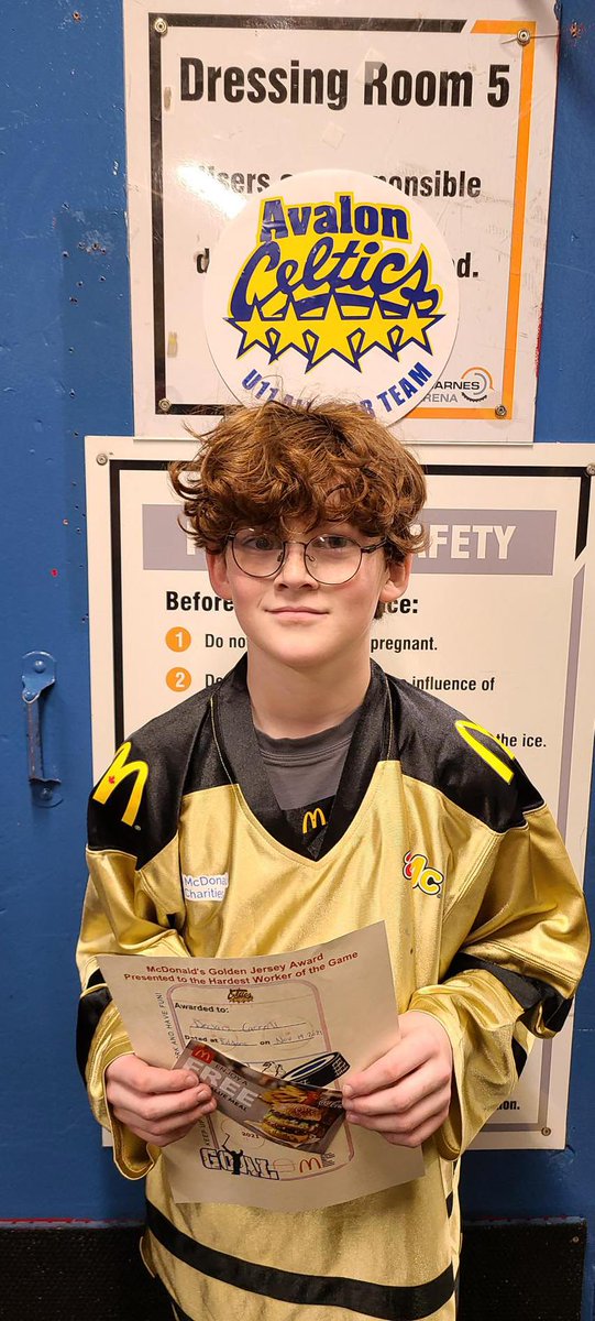 AvalonU11a's tweet photo. The McDonald’s Golden Jersey for Hardest Worker goes to Declan Carroll who, as always, played hard every shift on both sides of the ice. @AvalonCeltics @DJHLnews #LetsGoCeltics https://t.co/ZuUwLM16CT