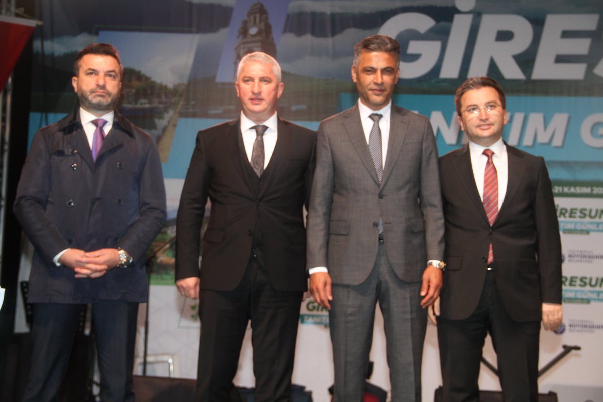 İstanbul Yenikapı etkinlik alanında devam eden Giresun Günlerinde Yağlıdere Belediye Başkanı Yaşar İbaş’a etkinliğe  katkılarından dolayı Giresun Sivil Toplum Kuruluşları Federasyonu Başkanı Muhterem Memiş tarafından plaket takdim edildi.