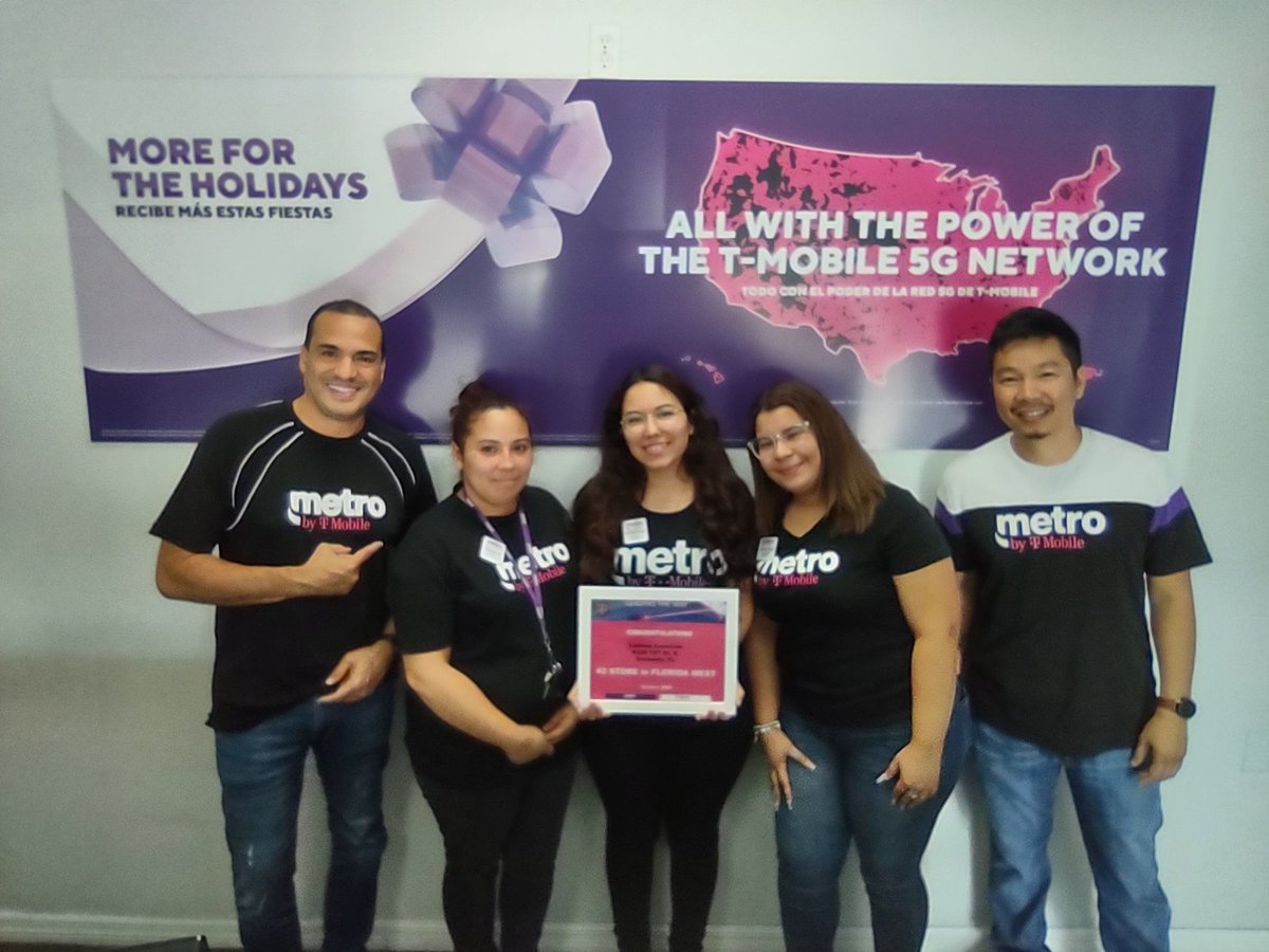 KenMillerFLC's tweet photo. Celebrating Success at Latinos Connexion in Sarasota today.  This lively team was the number 2 store in W Florida for October.  Angelo joined us for a cookie brunch catered by Beth.  Thank you to the Latinos team for their hard work and support. @KetD2380 @BKGVLSCMetro @PTmofl https://t.co/8ASFLzYkiT