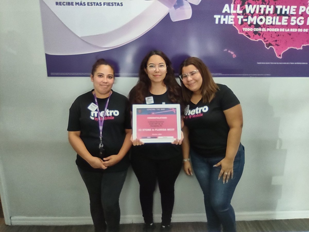 KenMillerFLC's tweet photo. Celebrating Success at Latinos Connexion in Sarasota today.  This lively team was the number 2 store in W Florida for October.  Angelo joined us for a cookie brunch catered by Beth.  Thank you to the Latinos team for their hard work and support. @KetD2380 @BKGVLSCMetro @PTmofl https://t.co/8ASFLzYkiT