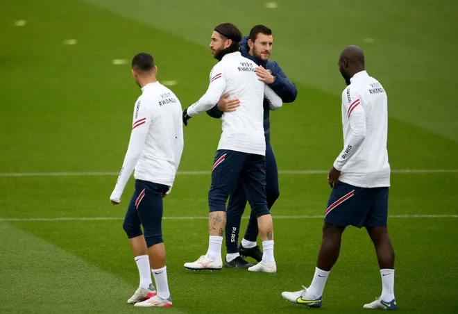 MarkPilongo16's tweet photo. Ramos and Messi went to the training ground together for the first time
Yesterday (November 19), Sergio Ramos returned to the training ground with his teammates after more than 3 months of treatment for a calf injury. https://t.co/A6oS6nX7H8