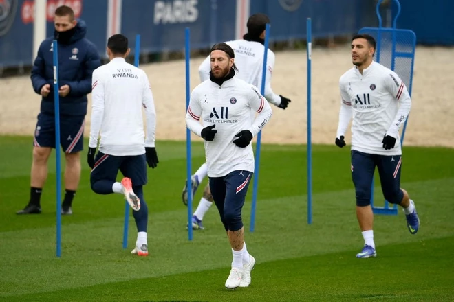 MarkPilongo16's tweet photo. Ramos and Messi went to the training ground together for the first time
Yesterday (November 19), Sergio Ramos returned to the training ground with his teammates after more than 3 months of treatment for a calf injury. https://t.co/A6oS6nX7H8