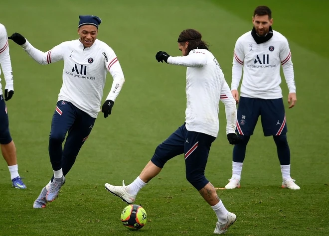 MarkPilongo16's tweet photo. Ramos and Messi went to the training ground together for the first time
Yesterday (November 19), Sergio Ramos returned to the training ground with his teammates after more than 3 months of treatment for a calf injury. https://t.co/A6oS6nX7H8