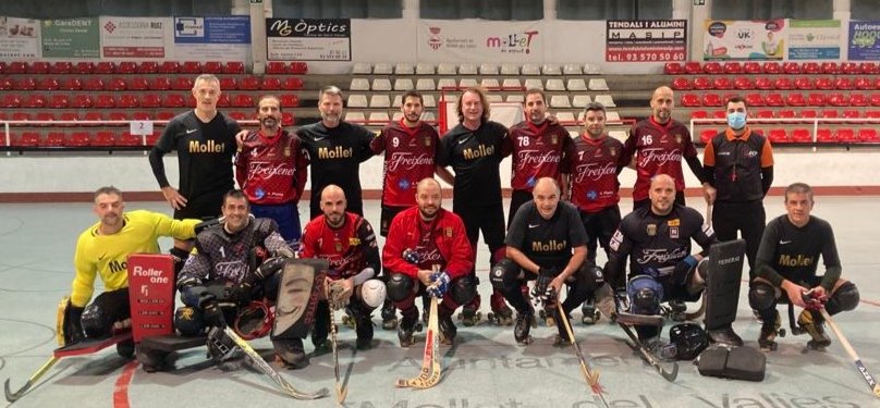 VeteMollet's tweet photo. Derrota amb els amics dels vete @cenoia 2-5, bon hoquei i bon tercer temps al Rest. Marfà. Faltaves tu!! @FrancescArnan #oldleague #hockey #HoqueiPatins #hoqueivetera @Mollet_HC https://t.co/deSWGlxBOb