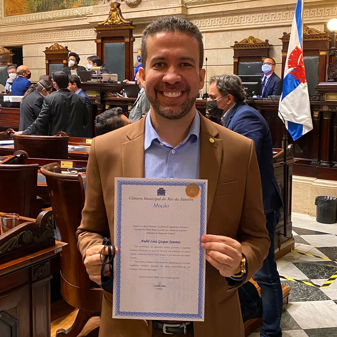 Dia inesquecível! Recebi da câmara de vereadores da cidade do Rio de Janeiro uma homenagem pelo meu trabalho câmara dos Deputados em defesa do povo brasileiro! Feliz, emocionado e grato a Deus pelo reconhecimento e pelo carinho da nossa gente tão sofrida!