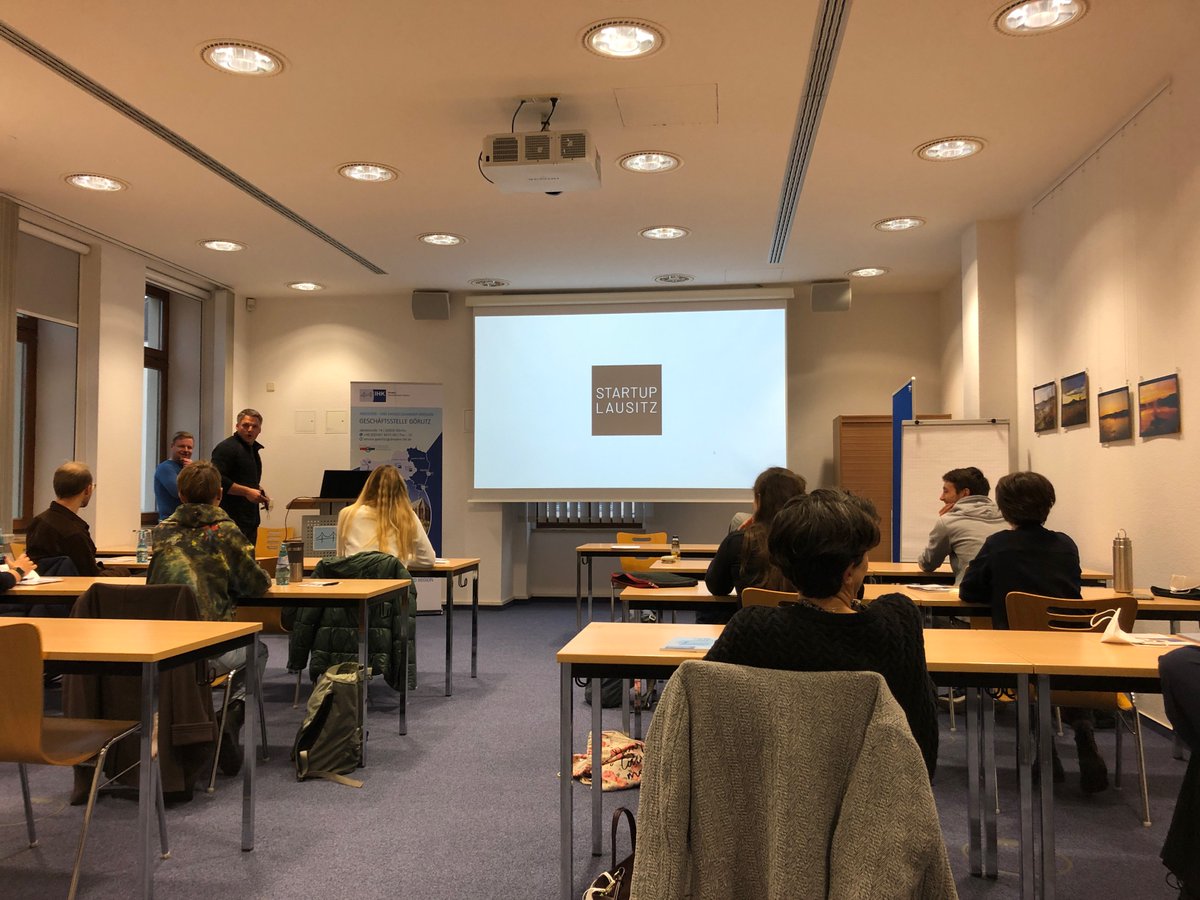 futureSAX's tweet photo. Passend zur #Gründungswoche fand heute in #Görlitz das StartupCamp Lausitz statt. Neben Workshops zu Themen wie Finanzen &amp; Rentabilität, bot sich auch die Möglichkeit für einen regen Austausch.
➡️ Mehr zum Event: https://t.co/VShDWelWMu
#InnovationmadeinSaxony https://t.co/si6BII07Cd