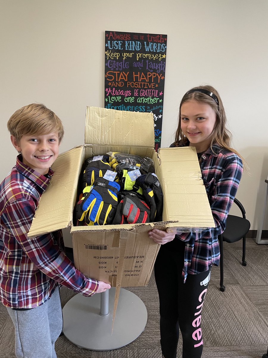 PWEmagic's tweet photo. 5th grade students helping to delivery Rotary Donation of winter gloves.  Thank you Rotary! #montimagic https://t.co/bn06aCW6k8