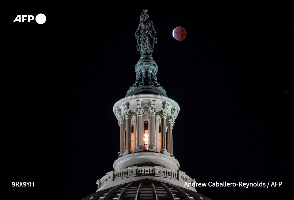 AFPespanol's tweet photo. Imágenes del eclipse lunar captadas este viernes detrás de la estatua de la Libertad, en el Capitolio, en Washington #AFP
📸 Andrew Caballero-Reynolds https://t.co/Mjv1Pi56Ef