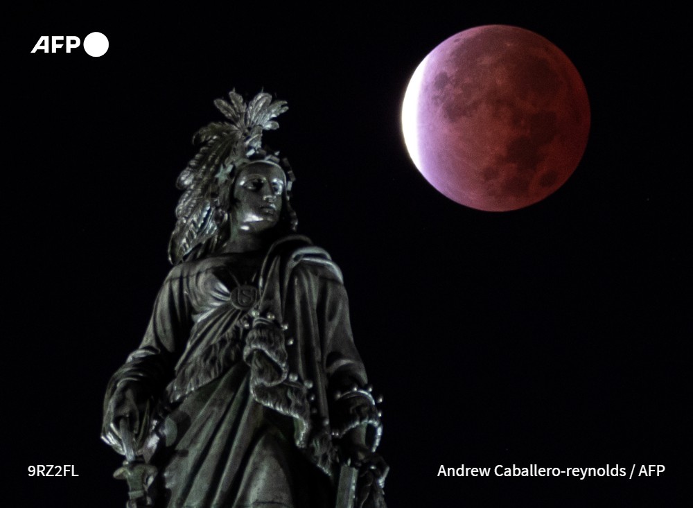 Imágenes del eclipse lunar captadas este viernes detrás de la estatua de la Libertad, en el Capitolio, en Washington #AFP
📸 Andrew Caballero-Reynolds
