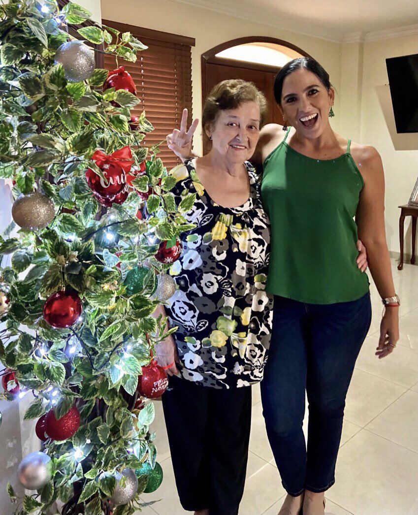 maelenass's tweet photo. ✌🏻🎄#mami💕 https://t.co/A3z21BsgEi