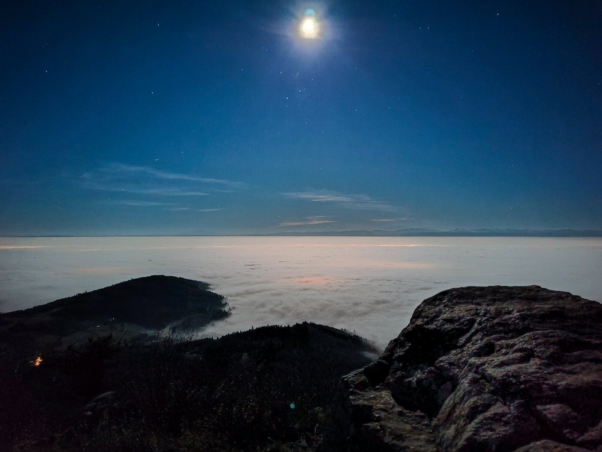 BegotJeremy's tweet image. Comme on en discutait avec @FabienDel69 les stratus se sont vite remis en place en #valleedurhone ce soir avec une surface se situant vers les 800m d'altitude.

Temps calme et doux sur les les pentes du #Pilat ou je me situe.